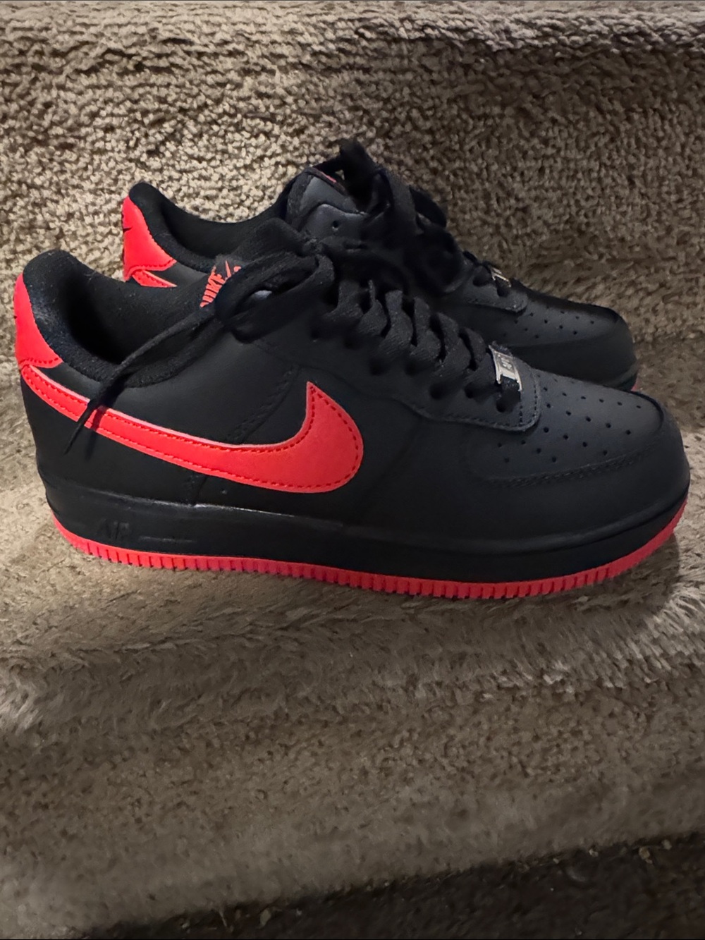 Nike Men’s Low-Top Sneakers — Black with Red Accents size 8 only worn once